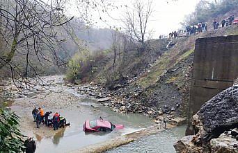 Zonguldak'ta dereye devrilen otomobilin sürücüsü yaralandı