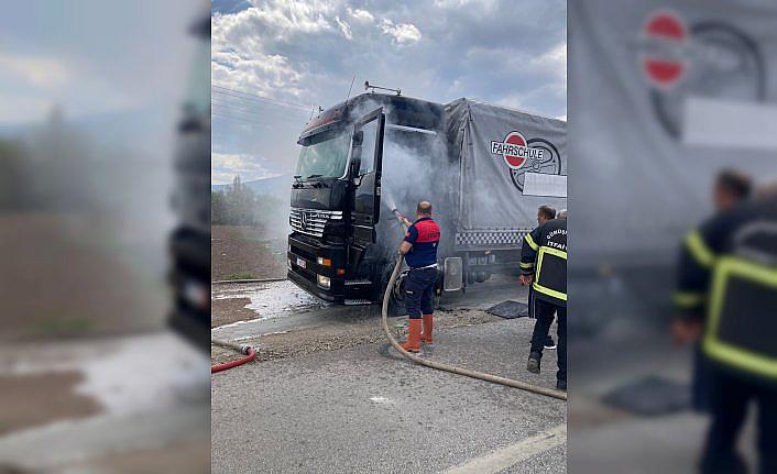 Amasya'da seyir halindeki tırda çıkan yangın söndürüldü