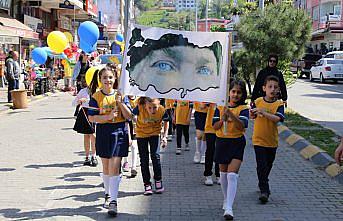 Arhavi'de ilkokul öğrencileri 23 Nisan'ı balonlarla yürüyerek kutladı