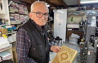 Babasının vasiyetini yerine getirmek için yıpranan Kur'an-ı Kerimleri onarıyor