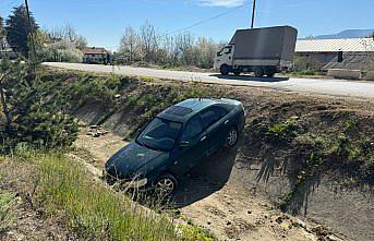 Bolu'da kontrolden çıkan otomobil su kanalına düştü