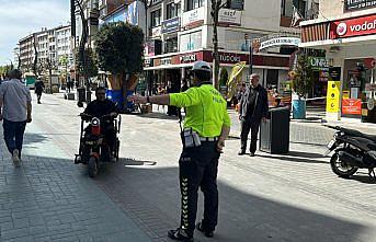 Bolu'da trafiğe kapalı caddeyi kullanan motosiklet sürücüleri denetlendi