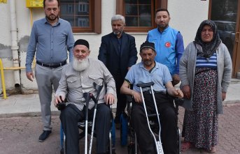 Boyabat'ta iki engelliye müftülükçe engelli aracı alındı