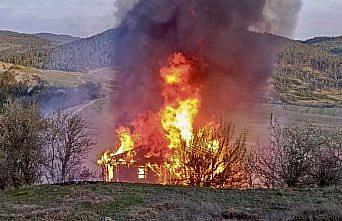 Boyabat'ta çıkan yangında iki katlı ahşap ev yandı