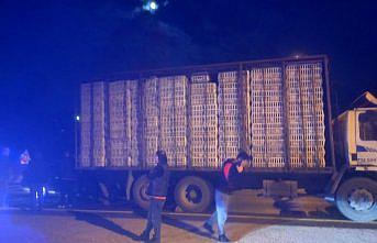 Düzce'de otomobille kamyonun çarpıştığı kaza ulaşımı aksattı