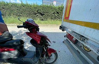 Düzce'de park halindeki tıra çarpan kurye yaralandı