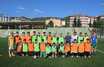 İskilip Kaymakamı Polat, yatılı öğrencilerle futbol oynadı