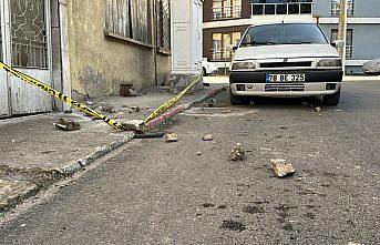 Karabük'te evin balkonundan kopan parçalar otomobile zarar verdi
