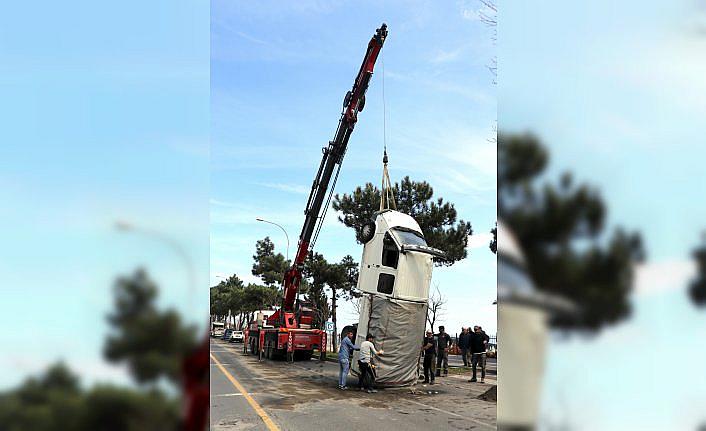 Ordu'da takla atan kamyonet vinç yardımıyla kaldırıldı