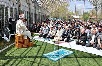 Sulusaray'da deprem sonrası cuma namazı açık havada kılındı