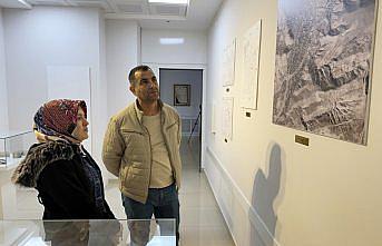 Tapu işlemleri için gelenler sergi salonunda geçmişe gidiyor