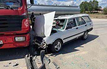 Tokat'ta kamyon ile otomobilin çarpıştığı kazada 3 kişi yaralandı