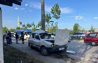 Tokat'ta önce otomobile ardından elektrik direğine çarpan otomobilin sürücüsü yaralandı