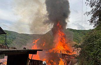 Zonguldak'ta iki ahşap ev yanarak kullanılamaz hale geldi