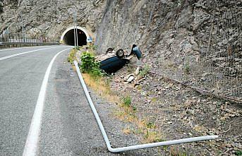 Artvin'de otomobilin aydınlatma direğine çarptığı kazada 2 kişi yaralandı