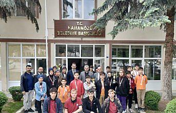 Başarılı okçuluk sporcularından Hamamözü Belediye Başkanı Demir'e ziyaret