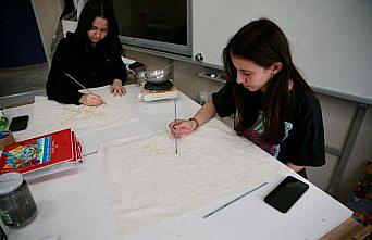 Bolu'da BİLSEM öğrencileri mum batik tekniğiyle kumaşları renklendiriyor