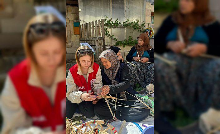 Bolu'da Kızılay gönüllüsü kadınlar köylerdeki hemcinslerine günlük işlerinde yardımcı oldu