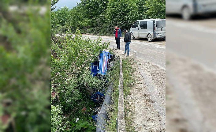 Düzce'de devrilen tarım aracının sürücüsü yaralandı