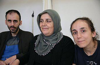 Engelli çocuklarının tedavisi için gecesini gündüzünü hastanede geçiriyor