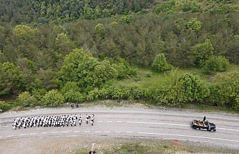 Gençler, Atatürk'ün yolunda “Gençlik Marşı“nı seslendirdi