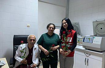 Gümüşhacıköy Gönüllü Genç Kızılay Üyeleri, sağlık çalışanlarını ziyaret etti