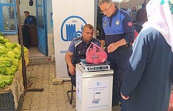 İskilip'te zabıta ekipleri pazar poşetlerinde ağırlık denetimi yapıyor