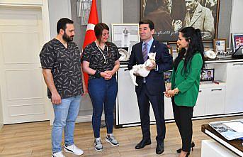 Ortahisar Belediye Başkanı Kaya, kazada yaralanan kediyi sahiplendi