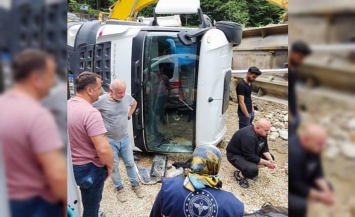 Sinop'ta devrilen kamyonun sürücüsü öldü