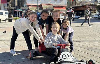Sinop'ta üniversite öğrencileri ahşaptan “tornet araba“ yaptı