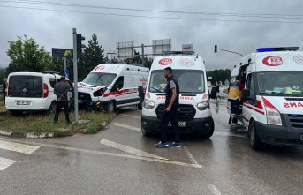Ambulansla çarpışan hafif ticari araçtaki 3 kişi yaralandı