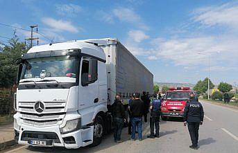 Tokat'ta otomobil park halindeki tıra çarptı, 1 kişi öldü