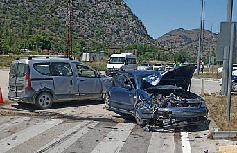Amasya'da iki otomobil çarpıştı, 3 kişi yaralandı