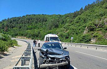 Bolu'da bariyere çarpan otomobildeki 2 kişi yaralandı