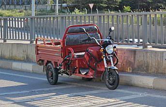 Çorum'da devrilen motosikletteki çift yaralandı