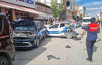 Çorum'da otomobilin 3 araca çarpması sonucu 2'si polis, 3 kişi yaralandı