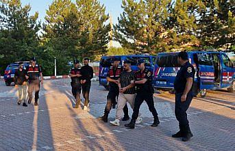 Çorum'da yorgun merminin isabet ettiği 2 kişinin yaralanmasıyla ilgili 3 zanlı yakalandı