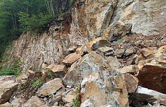 Giresun'da köy grup yolu heyelan nedeniyle ulaşıma kapandı