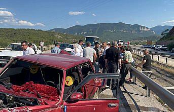 Karabük'te bariyere çarpan otomobildeki 4 kişi yaralandı