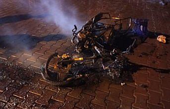 Karabük'te motosikletin kundaklanması cep telefonu kamerasında