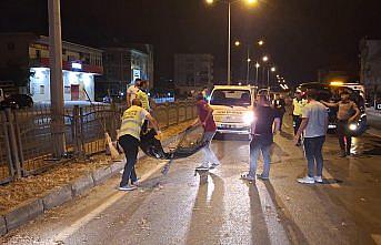 Bafra'da köpeğe vurmamak için manevra yapınca bariyere çarpan araçtaki 3 kişi yaralandı