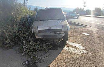 Sinop'ta hafif ticari araç toprak yığınına çarptı, 3 kişi yaralandı