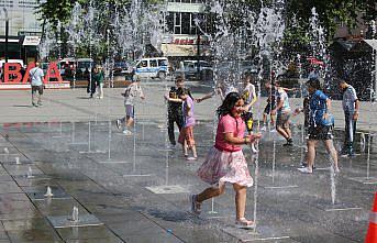 Tokat'ta sıcaktan bunalan çocuklar fıskiyelerin altında serinledi
