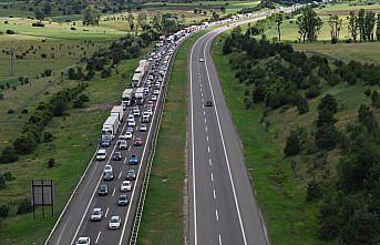Trafik Gerede-Karadeniz bağlantı yolunda yoğun, Anadolu Otoyolu'nda kısmen akıcı seyrediyor