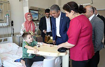 Vali Yavuz'dan hastalara ve huzurevindeki yaşlılara bayram ziyareti