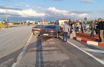 Çorum'da iki otomobil çarpıştı, 2 kişi yaralandı