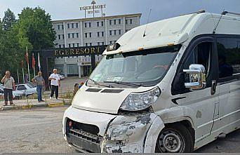 Karabük'te üç aracın karıştığı kazada 4 kişi yaralandı