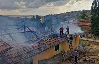 Patlayan buzdolabı motoru nedeniyle çıkan yangın evde hasara neden oldu