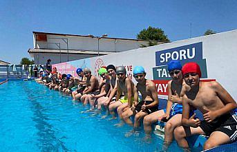 Salıpazarı ilçesinde portatif yüzme havuzunda eğitim başladı