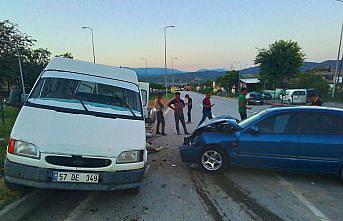 Sinop'ta minibüsle çarpışan otomobildeki karı koca yaralandı